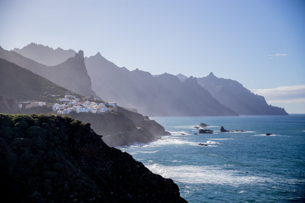 dorpje op de rotsen aan de kust.